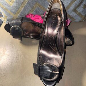 Tahari Black leather hell shoes women